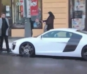 O farsa de tot c*****l! Vezi ce pateste proprietarul unui Audi R8