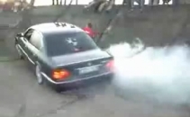 Doi idioti se rastoarna cu BMW-ul, incercand sa se dea in spectacol!