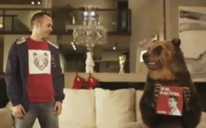 Andres Iniesta si un urs simpatic, intr-o reclama pentru Craciun