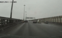 Scapat de sub control. Un sofer derapeaza si face prapad pe autostrada!