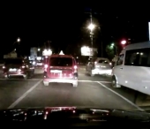 Inconstienta, prostie sau nepasare totala! Oare ne mai trebuie semafoare? VIDEO Inconstienta, prostie sau nepasare totala! Oare ne mai trebuie semafoare? VIDEO