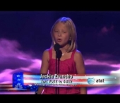 Jackie, fetita cu voce de soprana. Ascult-o cum canta Jackie, fetita cu voce de soprana. Ascult-o cum canta