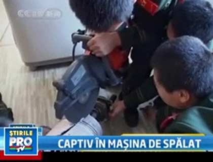 Au chemat pompierii sa le salveze baiatul din... masina de spalat! Au chemat pompierii sa le salveze baiatul din... masina de spalat!