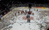 O echipa din Canada a fost bombardata cu ursuleti de plus
