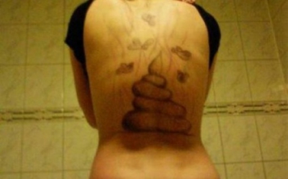 A aflat ca iubita il insala si a pacalit-o sa-i deseneze un tatuaj special pe spate. FOTO A aflat ca iubita il insala si a pacalit-o sa-i deseneze un tatuaj special pe spate. FOTO