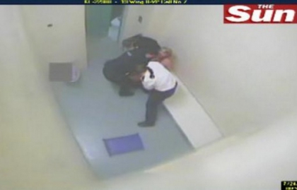 Tanara dezbracata si batuta de politisti, in celula Tanara dezbracata si batuta de politisti, in celula