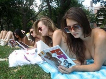Primul club de lectura din lume pentru femei topless accepta si barbati. Te inscrii? FOTO