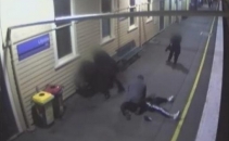Batut salbatic si aruncat din tren in timpul mersului, pentru ca a fost prins de controlori fara bilet