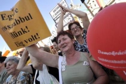 Ungaria in tensiune. 50.000 de oameni au manifestat la Budapesta impotriva politicii de austeritate Ungaria in tensiune. 50.000 de oameni au manifestat la Budapesta impotriva politicii de austeritate