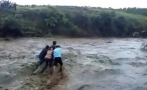 IMAGINI SOCANTE. Membrii unei familii au murit imbratisati dupa ce au fost luati de o viitura