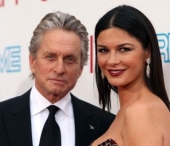 Zeta-Jones a primit o distinctie regala. A fost decorata de printul Charles