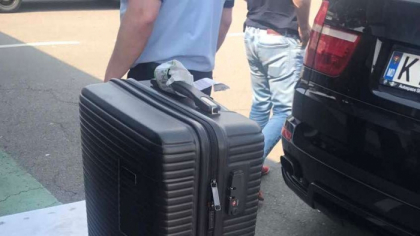 Peste 78 de mii de lire sterline au gasit vamesii in valiza unui moldovean care se intorcea din Marea Britanie cu un BMW X5, condus de o ruda - GALERIE FOTO