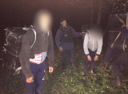 Doi moldoveni, retinuti cu focuri de arma, al treilea reusind sa fuga in padure. Ce aveau ascuns in trei colete - GALERIE FOTO Doi moldoveni, retinuti cu focuri de arma, al treilea reusind sa fuga in padure. Ce aveau ascuns in trei colete - GALERIE FOTO