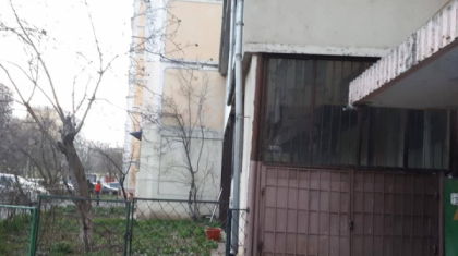 Un barbat din capitala si-a construit un garaj chiar langa blocul de locuit. Vecinii lui se plang ca acesta le dezumfla rotile sau le zgarie masinile care sunt parcate langa anexa - GALERIE FOTO