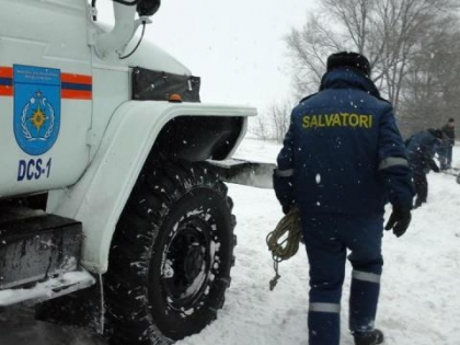 Situatia in tara in ultimele 24 de ore: Ninge abundent, mai multe masini au ramas blocate in nameti, altele au derapat, iar unele au fost tractate. Un om transportat de pompieri catre ambulanta blocata in nameti Situatia in tara in ultimele 24 de ore: Ninge abundent, mai multe masini au ramas blocate in nameti, altele au derapat, iar unele au fost tractate. Un om transportat de pompieri catre ambulanta blocata in nameti