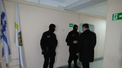 Perchezitii CNA la centrul municipal de Sanatate Publica: pana acum 9 persoane au fost retinute. Detalii - GALERIE FOTO
