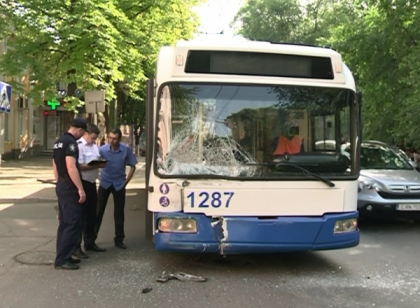 Accident pe loc drept. Momentul in care un troleibuz ce iese din statie e lovit de un microbuz