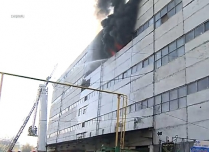 Incendiul este de neoprit si la aceasta ora. Pompierii cauta un angajat care s-ar fi aflat in cladire in momentul in care au izbucnit flacarile. Deocamdata despre el nu se cunoaste nimic Incendiul este de neoprit si la aceasta ora. Pompierii cauta un angajat care s-ar fi aflat in cladire in momentul in care au izbucnit flacarile. Deocamdata despre el nu se cunoaste nimic