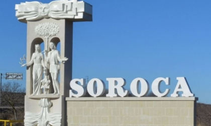 Focuri de arma la Soroca. Patronul unei case de schimb valutar a impuscat de mai multe ori in aer, dupa ce doi indivizi l-au atacat si jefuit de 50 de mii de lei, in plina strada Focuri de arma la Soroca. Patronul unei case de schimb valutar a impuscat de mai multe ori in aer, dupa ce doi indivizi l-au atacat si jefuit de 50 de mii de lei, in plina strada
