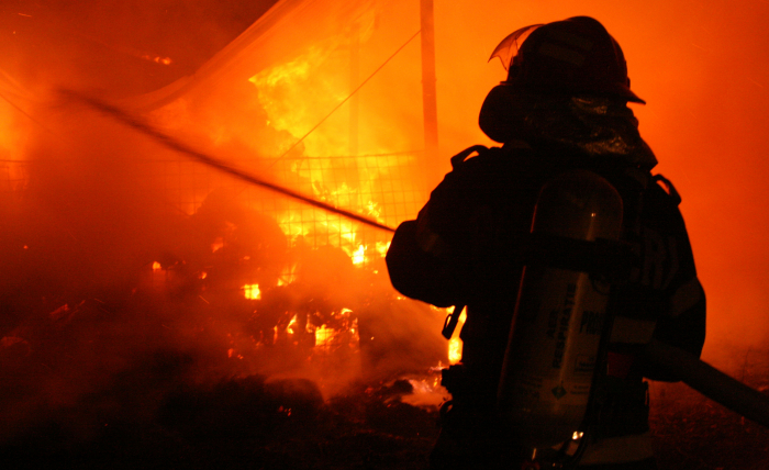 Video Incendiu In Capitala O Piata A Ars Paznicul A Anuntat Pompierii Trei Autospeciale La Fata Locului