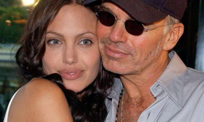 Angelina Jolie Inca Ii Trimite Cadouri De Craciun Fiului Fostului Ei 
