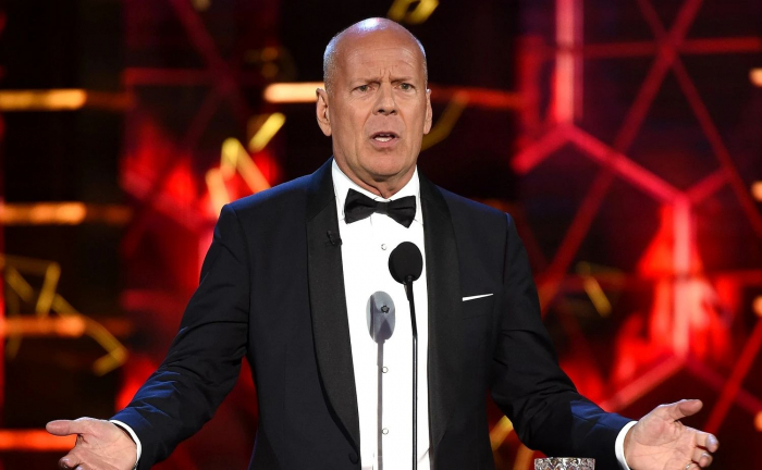  Ma Rog Pentru El In Fiecare Noapte Ce Star Spune Asta Despre Bruce 