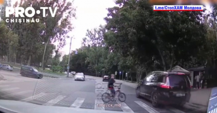 Un copil a fost la un pas să fie lovit de o mașină în timp ce traversa ...