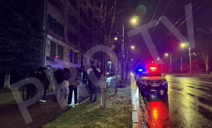 În față la CNA, unde a fost adusă Guțul, după ce a fost reținuță pe aeroport, s-au adunat mai multe persoane, inclusiv deputați. Ce spune Apostolova despre unde urma să plece bașcanul - VIDEO