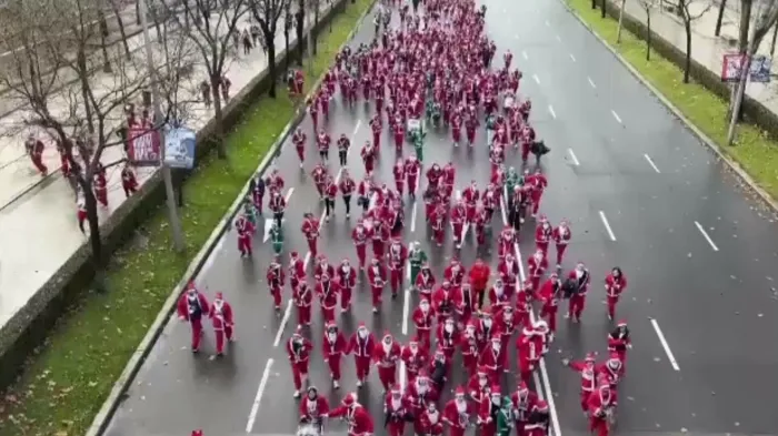 Peste 10.000 de alergători costumați în Moș Crăciun au luat startul la crosul caritabil din Madrid