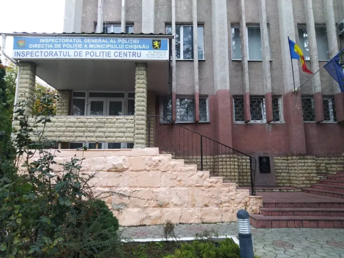 Conducerea Inspectoratului de Poliție Centru și un polițist - eliberați din funcție, după ce s-a tras cu focuri de armă la instituție. Cu ce detalii vine poliția