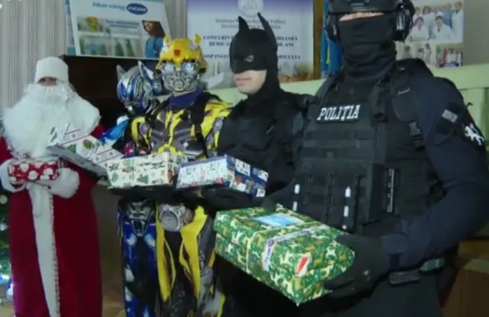 Misiune specială de sărbători: angajații Brigăzii „Fulger”, mascați în supereroi și în Moș Crăciun, au adus bucurie copiilor internați la Institutul Mamei și Copilului – VIDEO