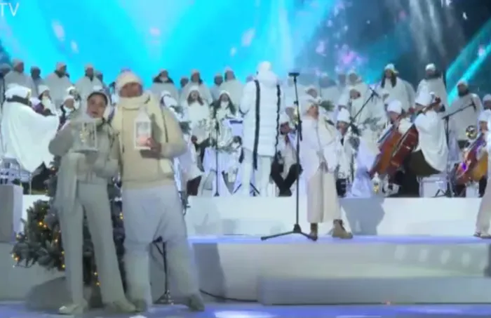 Ajun de poveste în centrul Chișinăului: Cristofor Aldea-Teodorovici, Geta Burlacu și trupa Akord au adus colinde și voie bună în Piața Marii Adunări Naționale, alături de Moș Crăciun - VIDEO