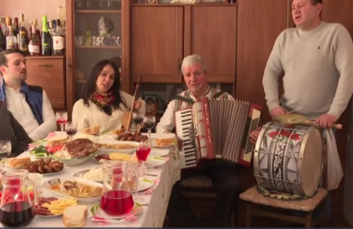 Magia sărbătorilor de iarnă în satul Camencea: bunicii și nepoții Buzenco se reîntâlnesc după ani de distanță, împărtășind emoții, tradiții și bucuria unui Crăciun petrecut în familie - VIDEO