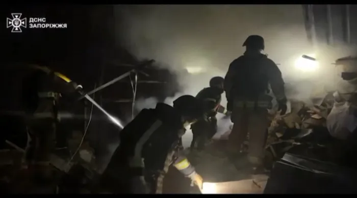 Zi de Crăciun sub umbre de război: rușii atacă poduri și piețe din Ucraina, provocând victime, iar ucrainenii răspund cu bombardamente asupra rafinăriilor și uzinelor din Rusia - VIDEO