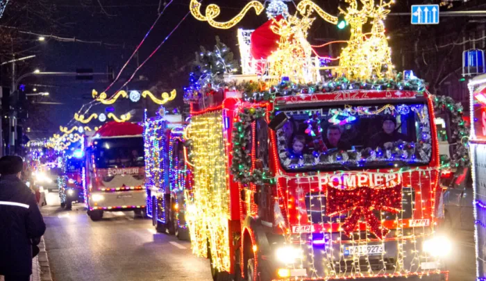 Pompieri și salvatori transformați în Moș Crăciun pe roți: zeci de mașini decorate cu luminițe au străbătut orașul pentru a aduce zâmbete și speranță pacienților din spitale și copii din centre de plasament - VIDEO