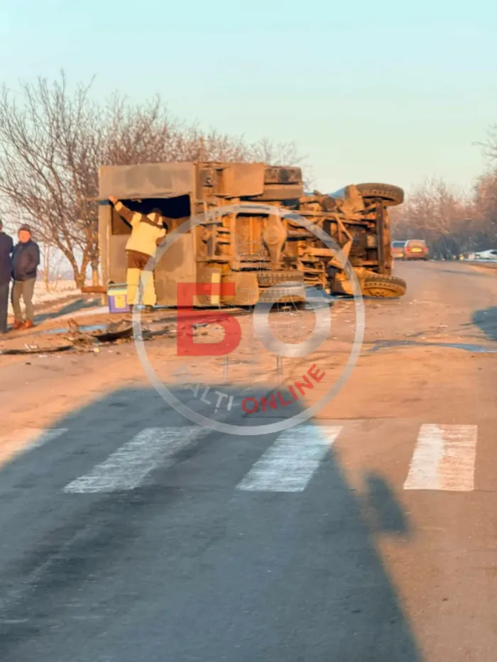 Accident la Drochia. Un camion s-a răsturnat, după ce s-a ciocnit cu un automobil