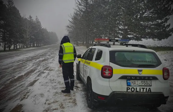 Condiții periculoase pe drumuri din cauza ninsorii și poleiului. Poliția emite mai multe recomandări pentru siguranța participanților la trafic