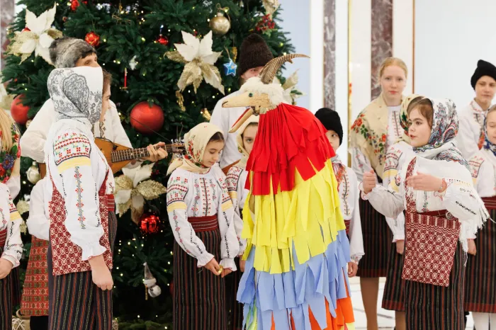 Președinția Republicii Moldova devine locul tradițiilor de Crăciun: Maia Sandu și angajații Administrației Prezidențiale întâmpină cu drag colindătorii și urătorii în a doua zi de sărbători