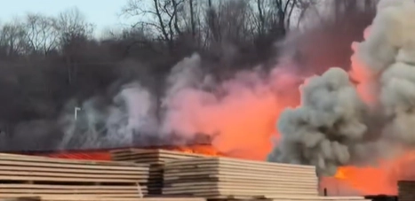 Incendiu la Sîngera: Un depozit cu lemne a luat foc. Imagini, surprinse de martori - VIDEO