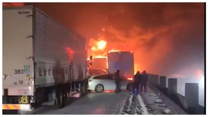 Scene de groază în Japonia: accident în lanț cu mașini în flăcări. Un mort și 26 de răniți