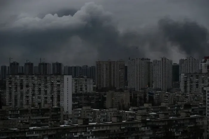 Momentul în care o dronă kamikaze rusească se izbește de un bloc și explodează, în Kiev - VIDEO