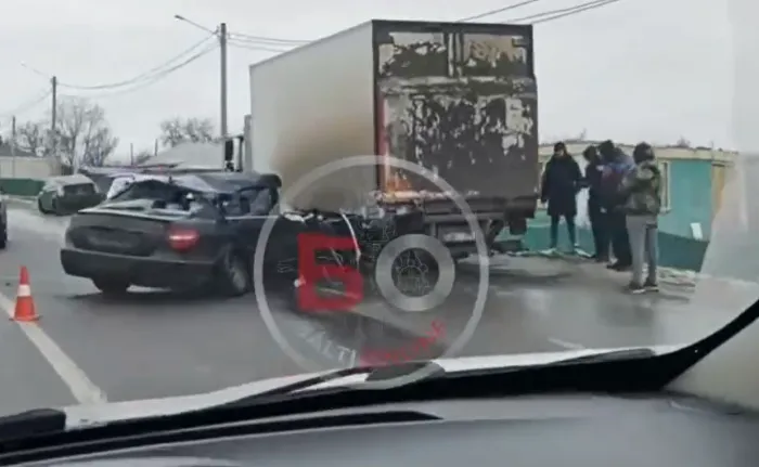 Accident groaznic pe șoseaua Bălți-Edineț. Un automobil, transformat într-un boț de fiare după ce a intrat într-un TIR - VIDEO