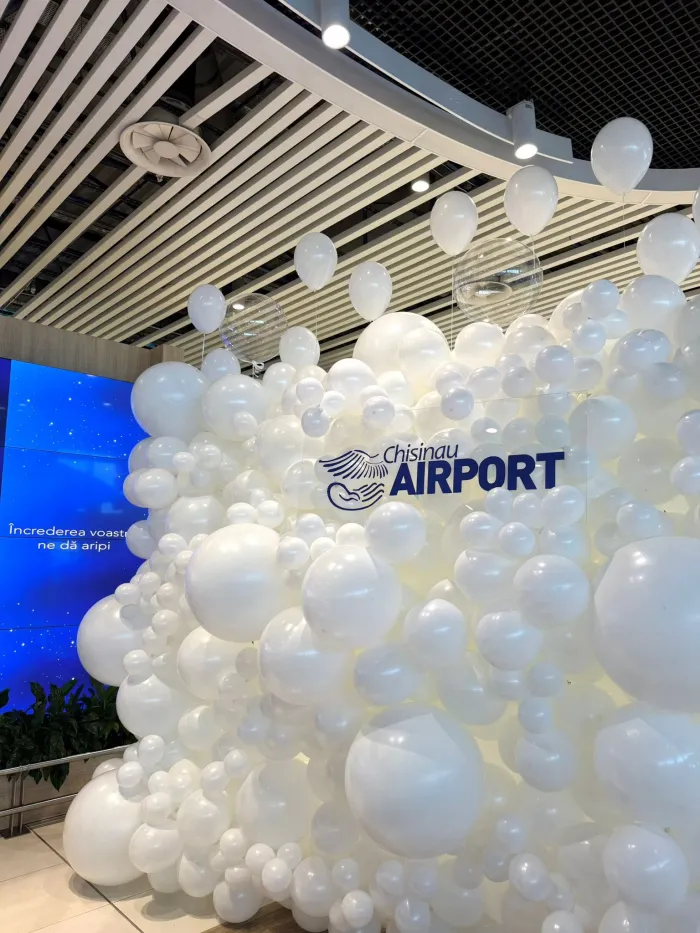 De sărbători, prețul biletelor de avion din diverse colțuri ale lumii spre Chișinău crește semnificativ, ajungând chiar și de șapte ori mai mare în comparație cu alte zile. Cum explică companiile aeriene - VIDEO