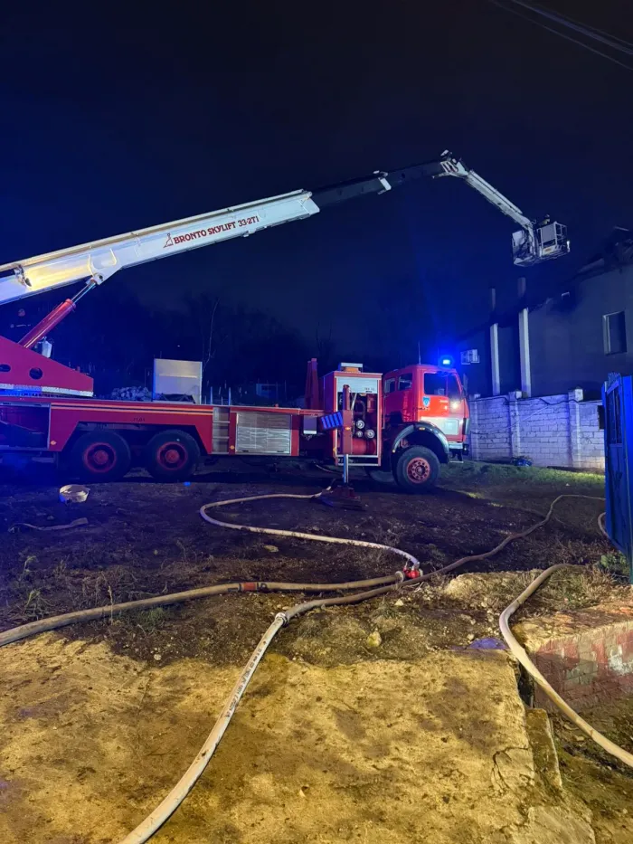 Incendiu într-un complex locativ din capitală: A luat foc acoperișul. 8 autospeciale au intervenit pentru a stinge flăcările. Precizările IGSU - GALERIE FOTO