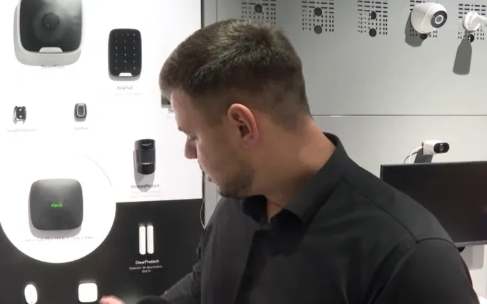 De la sisteme de securitate performante, până la mici trucuri, vacanța de Crăciun și Revelion. Care sunt recomandările reprezentanților poliției și ale specialiștilor în securizare pentru a-și proteja locuințele - VIDEO