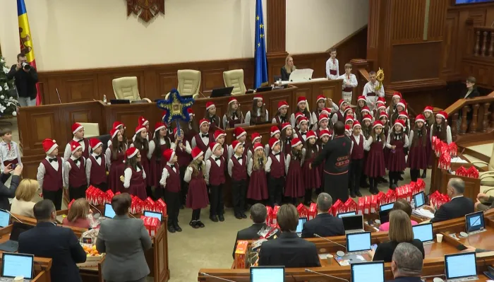 Au răsunat colinde la ultima ședință a Parlamentului din aces an: Un cor de copii din capitală și altul de maturi din Lozova i-au urat de bine pe deputați - VIDEO
