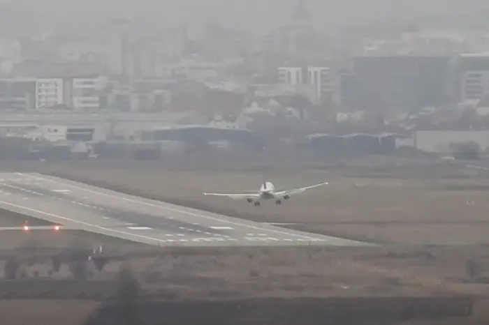 Imagini uluitoare pe aeroportul din Cluj-Napoca. Cum au reușit piloții să aterizeze avioanele pe cod portocaliu de vânt - VIDEO