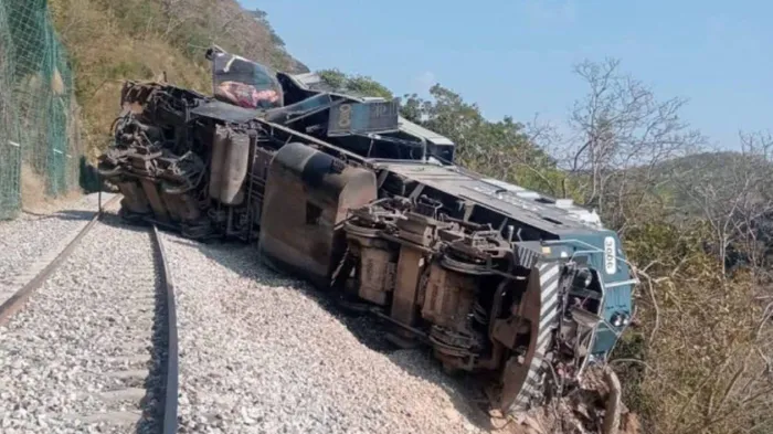 Un tren cu 250 de pasageri a deraiat de pe șine în Mexic. Cel puțin 13 oameni au murit, iar aproape 100 au fost răniți - VIDEO