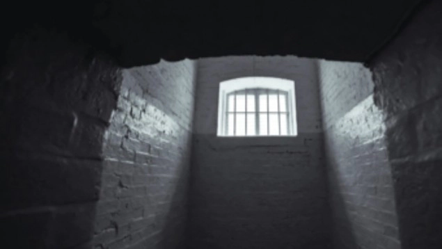 Banii erau destinați pentru protestele ilegale organizate de Partidul „Șor”. Tânărul care a jefuit două fete de aproape 500 000 de lei, condamnat la 8 ani de închisoare