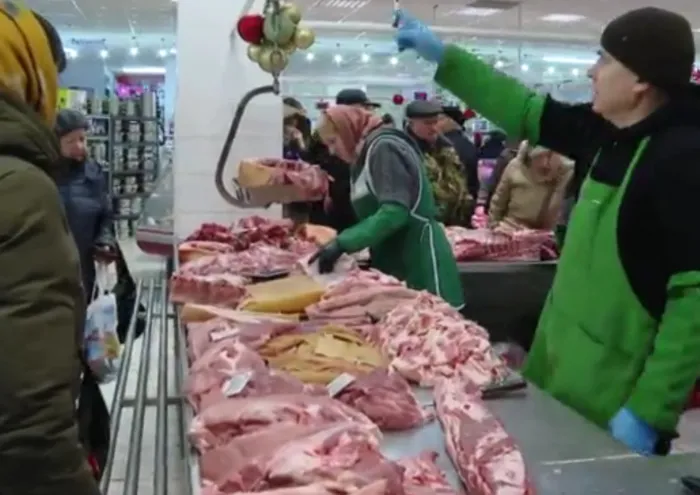 Piața Centrală, în febra cumpărăturilor de Revelion: moldovenii fac cozi pentru carne, lactate, legume și dulciuri pentru masa de sărbătoare. Cât au cheltuit pentru a procura toate cele necesare – VIDEO